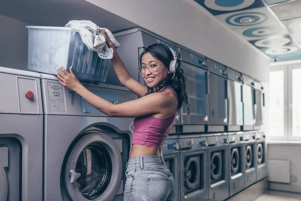 Menina Sorridente Com Fones Ouvido Lavanderia — Fotografia de Stock