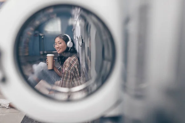 Souriante Fille Avec Une Tasse Dans Lessive — Photo