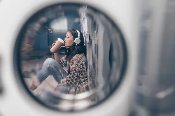 Chica Atractiva Con Una Taza Lavandería — Foto de Stock