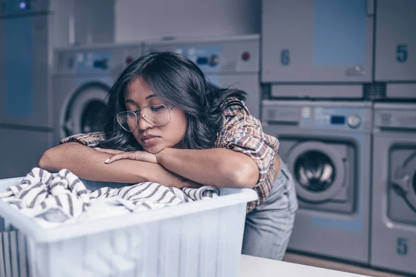 Menina Atraente Com Uma Cesta Lavanderia — Fotografia de Stock