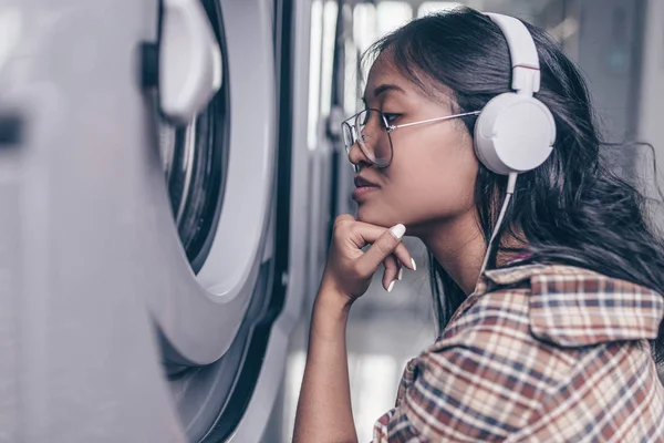 洗濯機でヘッドフォンと美しい女性 — ストック写真