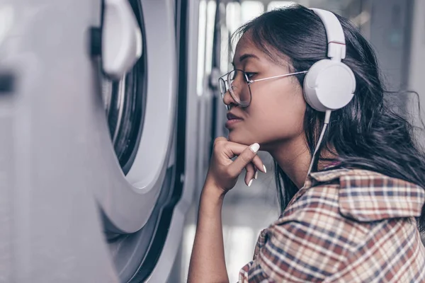 Hermosa Mujer Con Auriculares Junto Lavadora — Foto de Stock