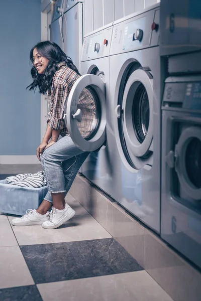 Çamaşırhane Sepet Ile Gülümseyen Kadın — Stok fotoğraf