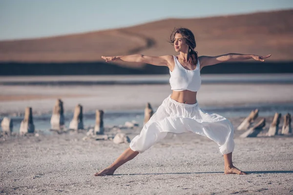 Jonge Vrouw Doen Yoga Ochtend Stockfoto
