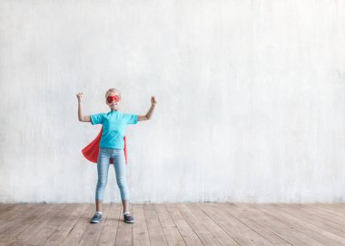 Stüdyoda bir pelerin ile küçük kız kahraman