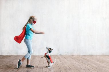 Stüdyoda bir köpekle küçük kahraman