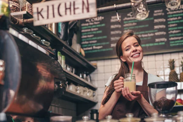 Ragazza Sorridente Con Frullato Cucina — Foto Stock