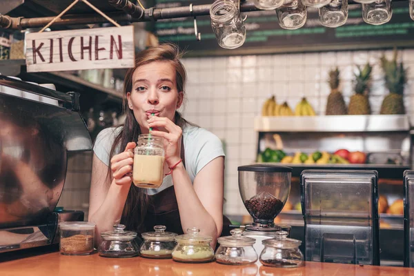 Chica Joven Con Batido Cocina —  Fotos de Stock