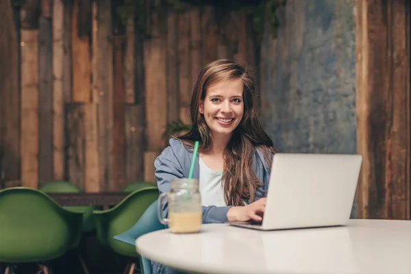 Happy Young Girl Laptop Cafe — Stock Photo, Image