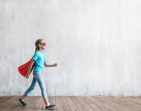 Sonriente Niña Héroe Con Una Capa Interior — Foto de Stock