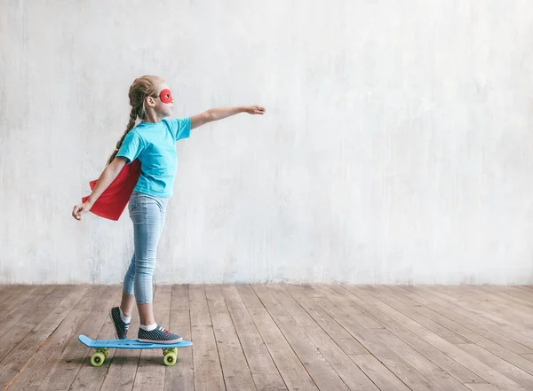 Pequeno Herói Patinando Estúdio — Fotografia de Stock