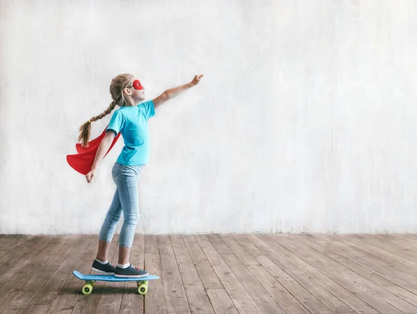 Voando Pequeno Herói Patinando Estúdio — Fotografia de Stock