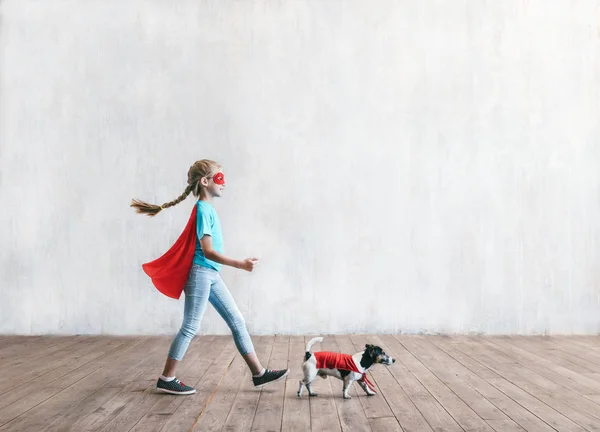 Lilla Superhjälte Med Hund Studion — Stockfoto