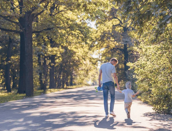 Genç aile açık havada bir kaykay ile