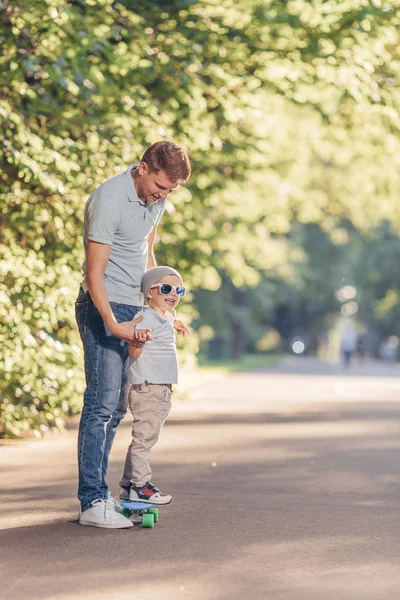 Jong Gezin Schaatsen Skateboards Het Park — Stockfoto