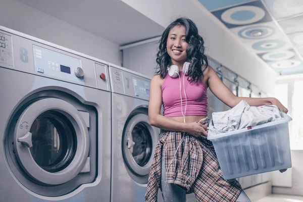 Sorrindo Menina Com Uma Cesta Lavanderia — Fotografia de Stock