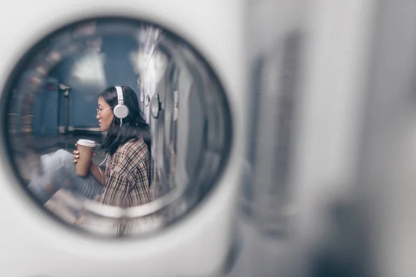 Junges Mädchen Mit Kaffee Der Waschmaschine — Stockfoto