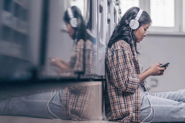 Νεαρό Κορίτσι Ένα Τηλέφωνο Στο Πλυντήριο — Φωτογραφία Αρχείου