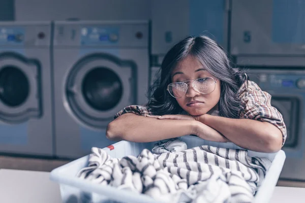 Mujer Joven Con Una Cesta Lavandería —  Fotos de Stock