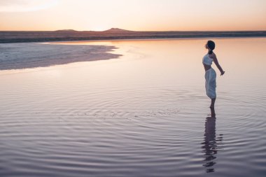 gün batımında yoga yaparken genç kadın