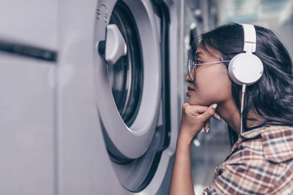 Junges Mädchen Mit Kopfhörern Der Waschmaschine — Stockfoto