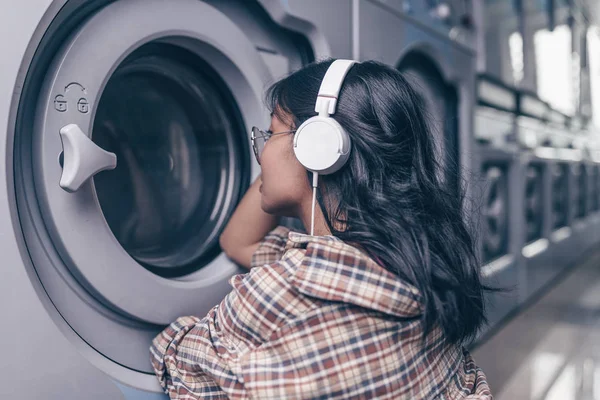 Çamaşırları Çamaşır Makinesine Adlı Genç Kız — Stok fotoğraf