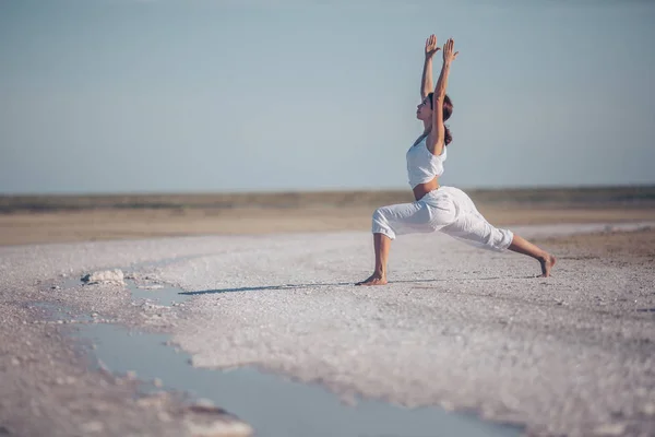 Chica Joven Haciendo Yoga Aire Libre —  Fotos de Stock