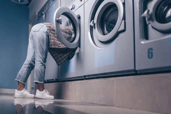 Young Girl Washing Machine Laundry — Stock Photo, Image