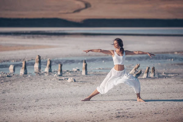 Chica Joven Practicando Yoga Aire Libre —  Fotos de Stock