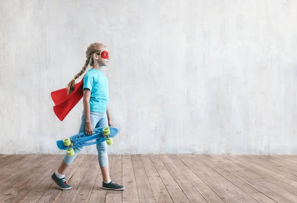 Pequeña Super Chica Con Monopatín Estudio — Foto de Stock