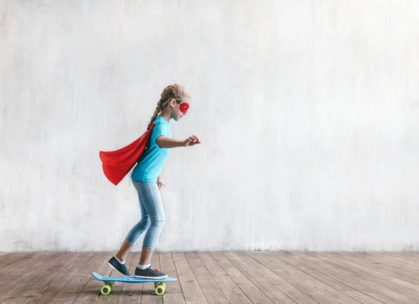 Pouco Super Menina Patinação Estúdio — Fotografia de Stock