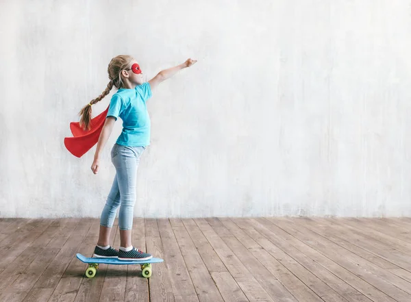 超级女孩溜冰滑板在演播室 — 图库照片