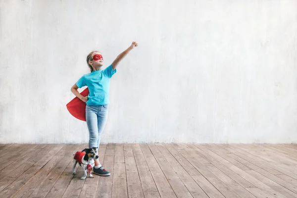 Fliegendes Kleines Mädchen Und Ein Hund Studio — Stockfoto