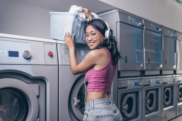 Junges Attraktives Mädchen Mit Einem Korb Der Wäscherei — Stockfoto