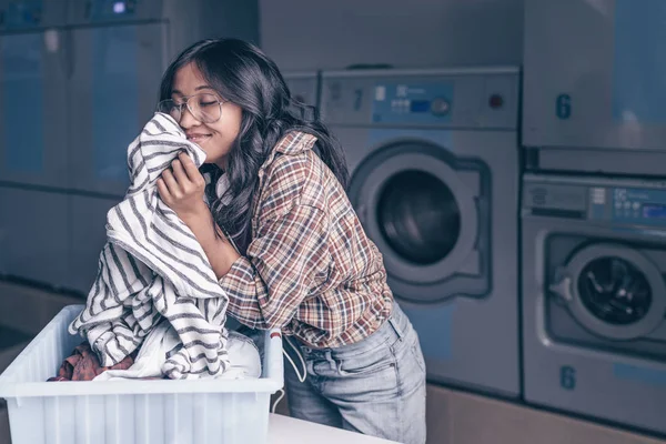 Sorrindo Menina Atraente Com Uma Cesta Lavanderia — Fotografia de Stock