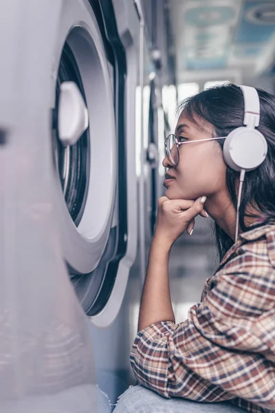 Muchacha Joven Atractiva Con Auriculares Lavandería — Foto de Stock