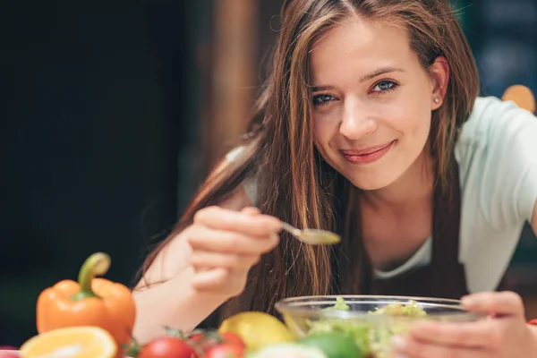 Giovane Donna Che Cucina Cucina — Foto Stock