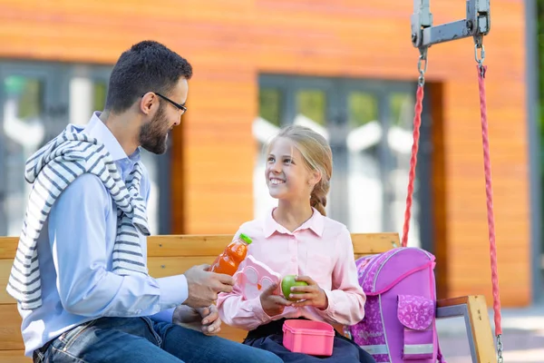 Happy Pupil Father Lunch Schoolyard — Stock Photo, Image