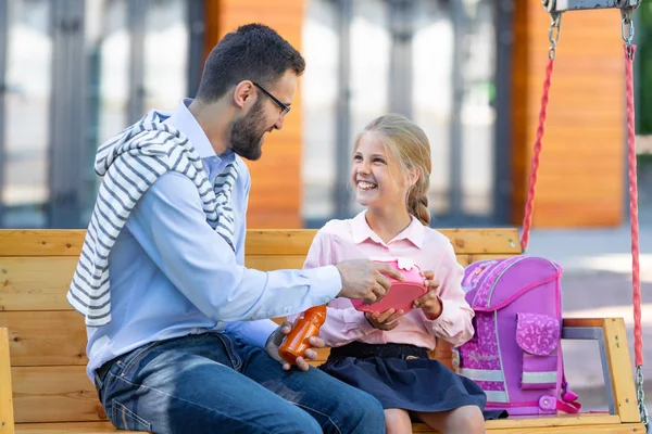 Happy Pupil Father Lunch Outdoors — Stock Photo, Image