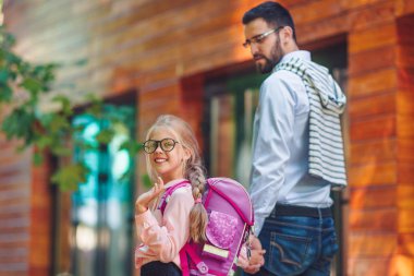 Gülümseyen kız öğrenci ve baba Okulu