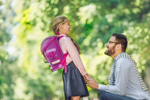 Piccola Studentessa Felice Con Padre Nel Parco — Foto Stock