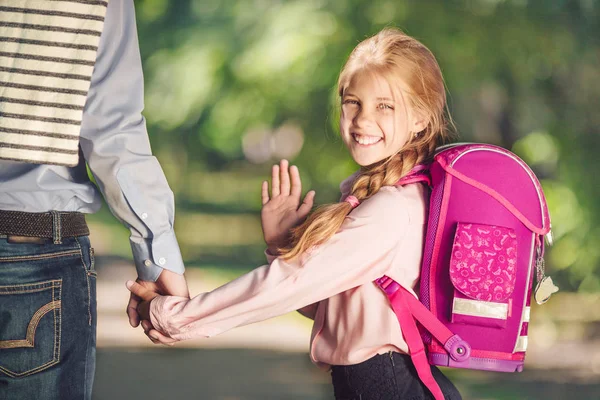 Studentessa Sorridente Nel Parco — Foto Stock