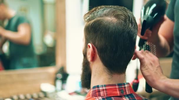 Joven Hipster Una Peluquería — Vídeos de Stock