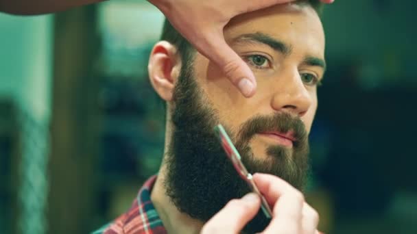 Hombre Afeitarse Una Barbería — Vídeos de Stock