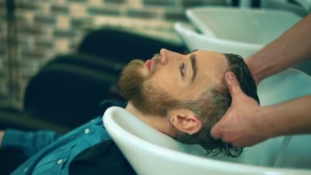 Jeune Homme Sur Une Procédure Dans Salon Coiffure — Video