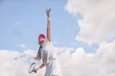 Tenis oynarken spor giyim çekici kız