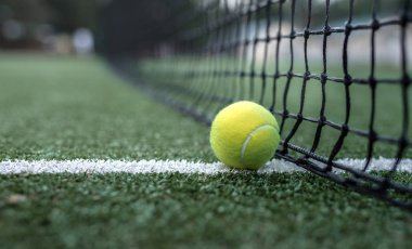 Sarı tenis topu sahada net