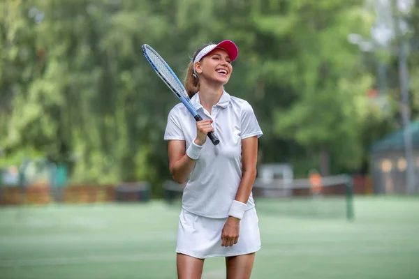Ευτυχισμένος Νεαρή Γυναίκα Στο Γήπεδο Του Τένις — Φωτογραφία Αρχείου