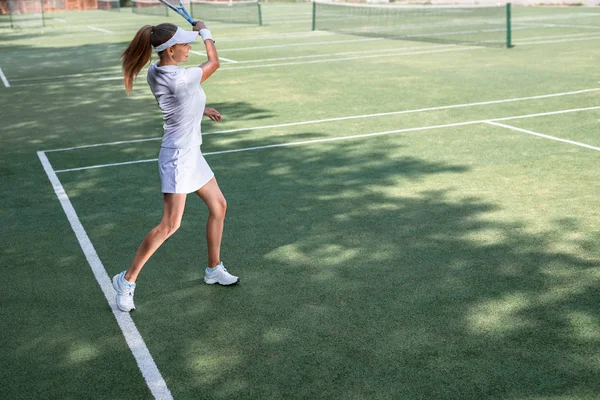 活跃的年轻网球运动员在赛场上 — 图库照片