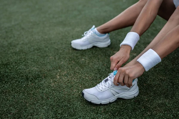 Atletische Benen Van Vrouw Groene Hof — Stockfoto